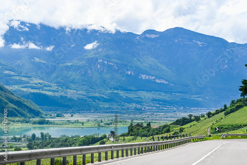 Kaltern, Caldaro, Tramin, Weinstrasse, Kalterer See, See, Lago di Caldaro, Weinberge, Weinbauer, Wanderweg, Spazierweg, Südtirol, Etschtal, Etsch, Überetsch, Frühling, Sommer, Italien photo