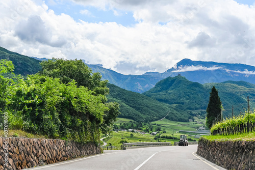 Kaltern, Caldaro, Tramin, Weinstrasse, Kalterer See, See, Lago di Caldaro, Weinberge, Weinbauer, Wanderweg, Spazierweg, Südtirol, Etschtal, Etsch, Überetsch, Frühling, Sommer, Italien photo