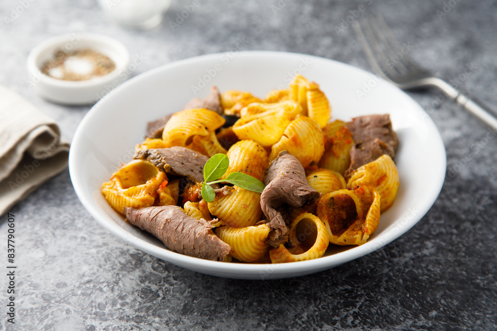 Pasta with roast beef and basil Pasta with roast beef and basil