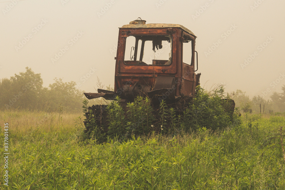 Stary traktor na polu
