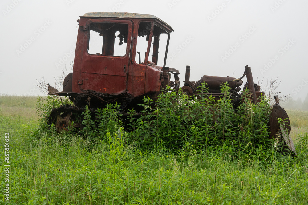 Stary traktor na polu