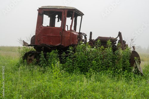 Obraz na płótnie Stary traktor na polu w salonie