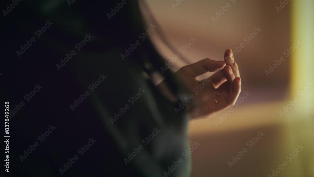 손톱을 만지작거리며 생각에 잠긴 여성 손톱을 만지작거리며 생각에 잠긴 여성