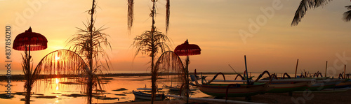 Bali am Strand mit Deko bei Sonnenuntergang, Indonesien, Asien, Panorama  photo