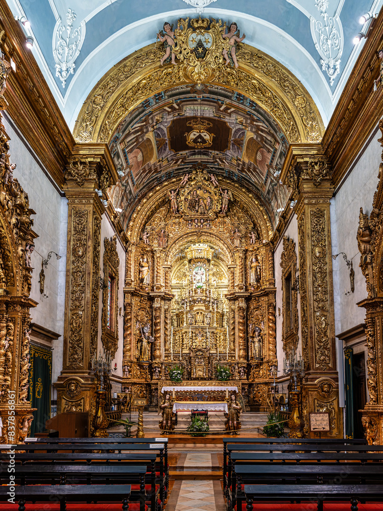 Fototapeta premium The intricate golden interior of the Carmelite church Igreja do Carmo in the old town of Faro in Portugal