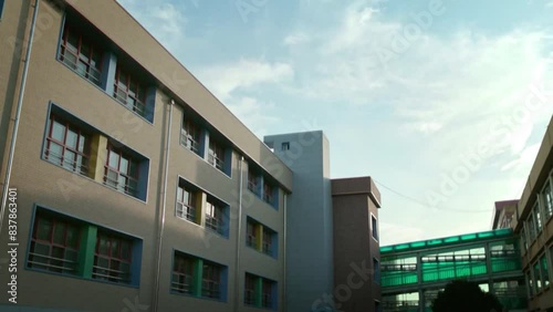 맑은 날 현대적인 학교 건물의 모습