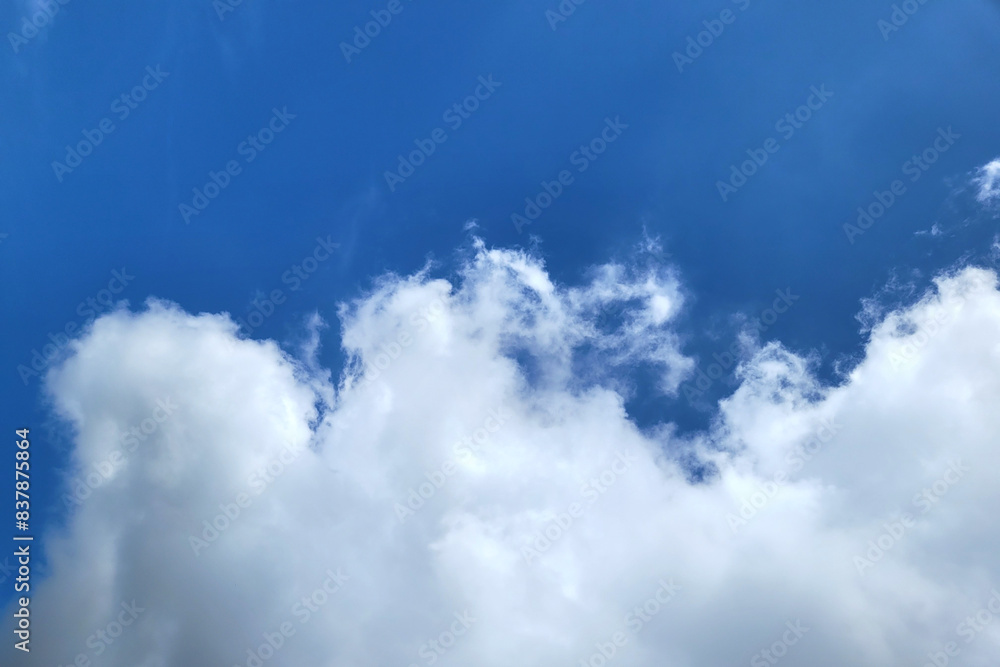 Obraz premium Beautiful blue sky background with fluffy clouds
