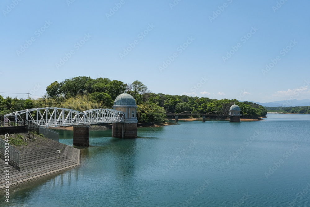 歴史的建造物に指定された多摩湖の二つの取水塔 歴史的建造物に指定された多摩湖の二つの取水塔