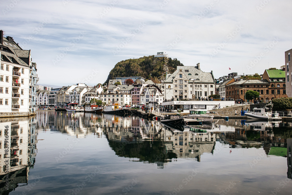 Fototapeta premium Centrum miasta Alesund w Norwegii, wzgórze Aksla