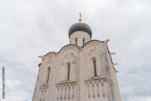 Fotografia View of Church of the Intercession on the Nerl, temple in the Vladimir region of Russia, built in the 12th century