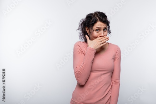 Fotografia Portrait of a modest curly woman with a short haircut in a pink blouse