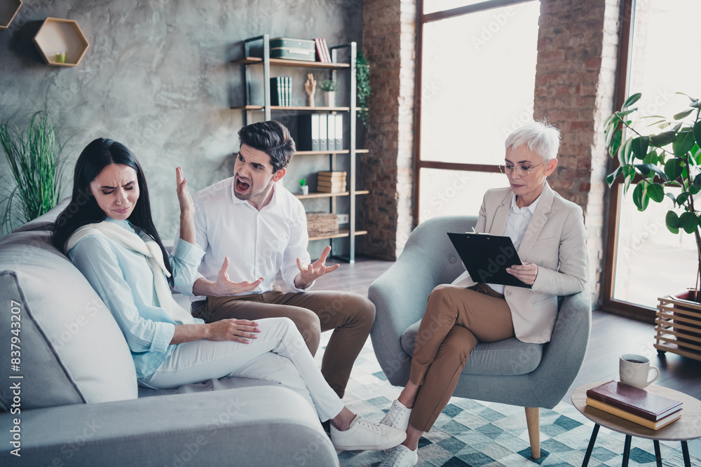 Obraz premium Photo of young couple yell complain appointment psychotherapist loft interior office indoors