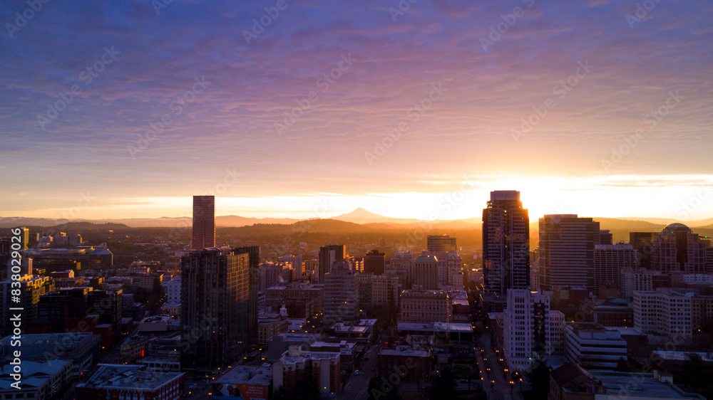 Obraz premium The sun rises over Portland, Oregon, with the Columbia River and Cascadia Mountains