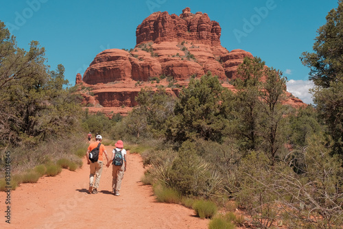 Cuadro en lienzo Sedona, Arizona, USA - May 13, 2024: Couple walks hand in hand toward Bell Rock
