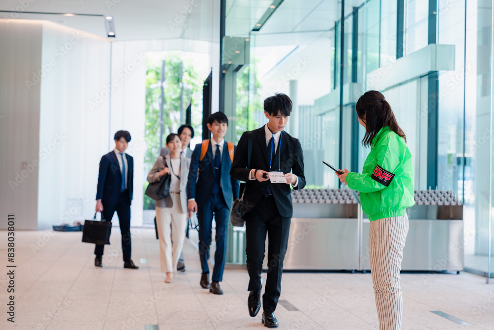 Obraz premium 笑顔で対応をするイベントスタッフ