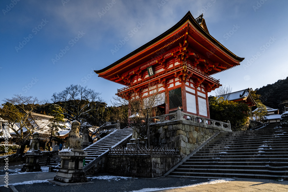 Obraz premium Morning view of rare snow-covered Kiyomizudera Buddhist Temple with ancient bright orange pagodas