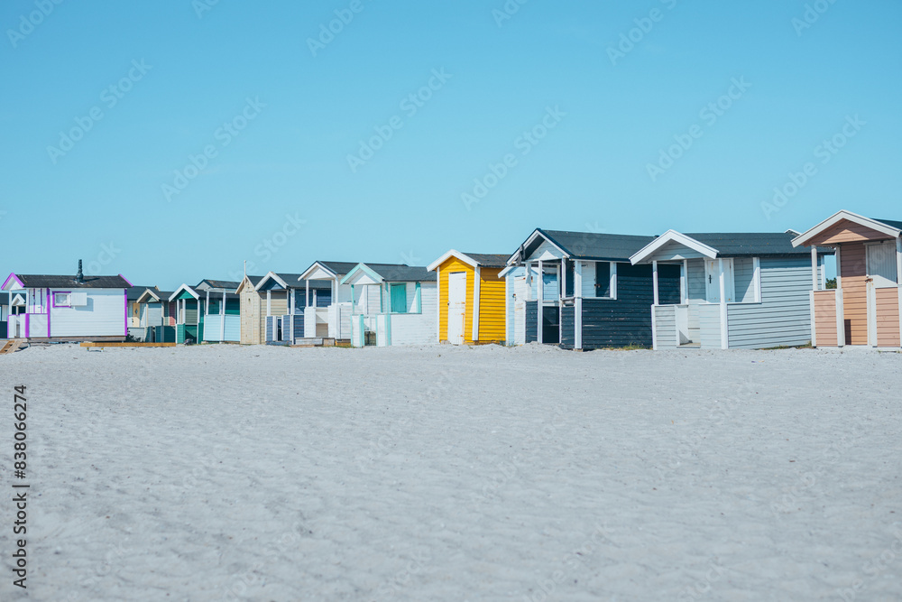 Skanör Strand in Südschweden. Farbfrohe Strandhütten in Schweden. Skanör Strand in Südschweden. Farbfrohe Strandhütten in Schweden.
