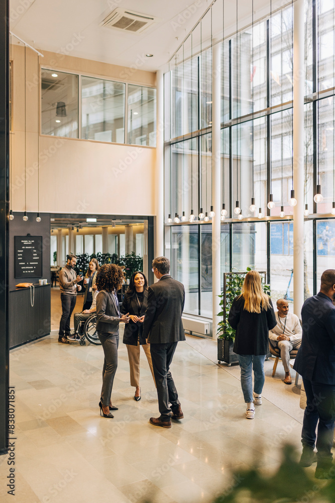 © Maskot - Group of male and female business delegates discussing during seminar at convention center © Maskot - Group of male and female business delegates discussing during seminar at convention center