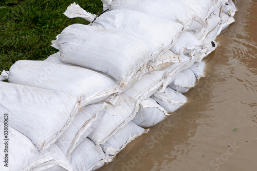 Überflutung von Spielplatz nach Starkregen und extremer Wetterlage.