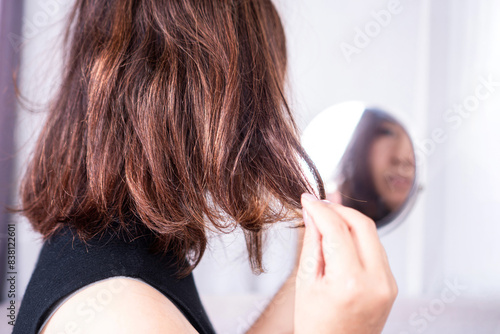 Fotografía closeup woman have problem with heat damage or dry hair, split ends and hair tex