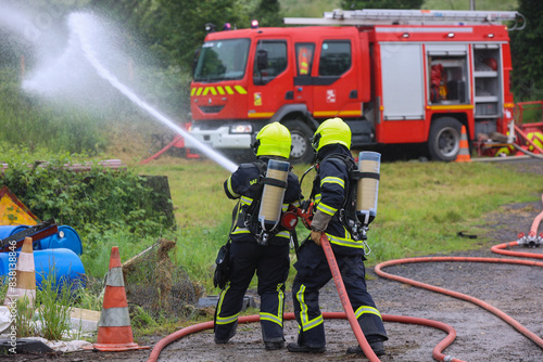 Obraz na plátně Pompiers France lance incendie