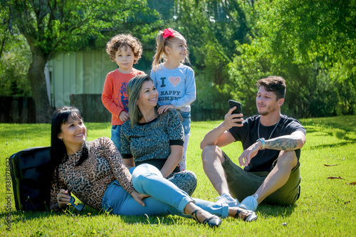 Retrato de familia no parque,  pai e filhos brincando, familia, reunida no parque se divertindo. photo