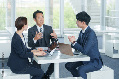 Wallpaper Mural 会議するビジネスマンたち Torontodigital.ca