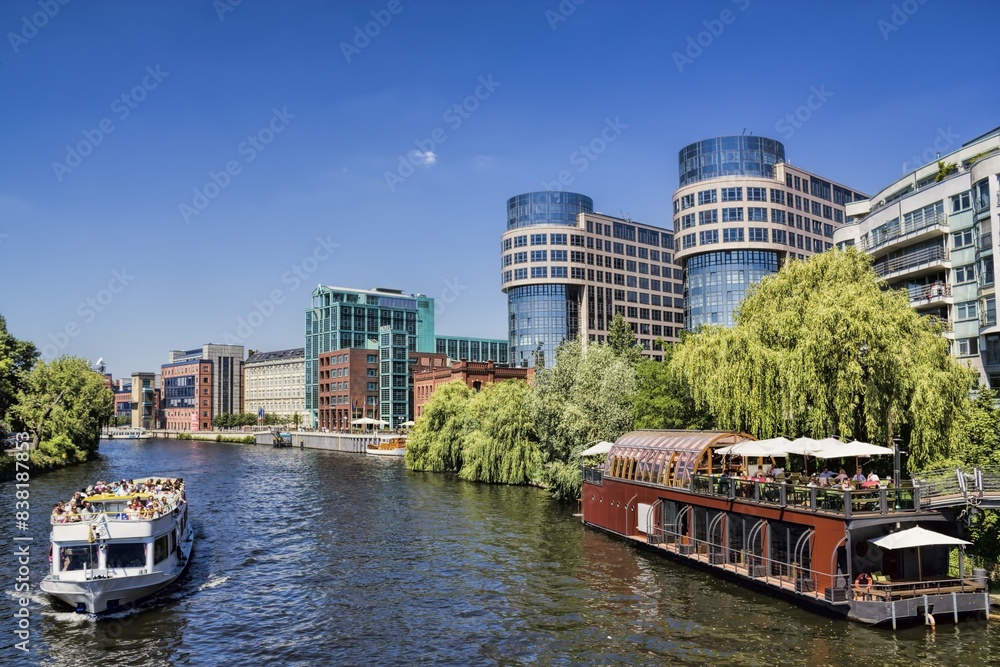 berlin, deutschland - ausflugsdampfer auf der spree in moabit