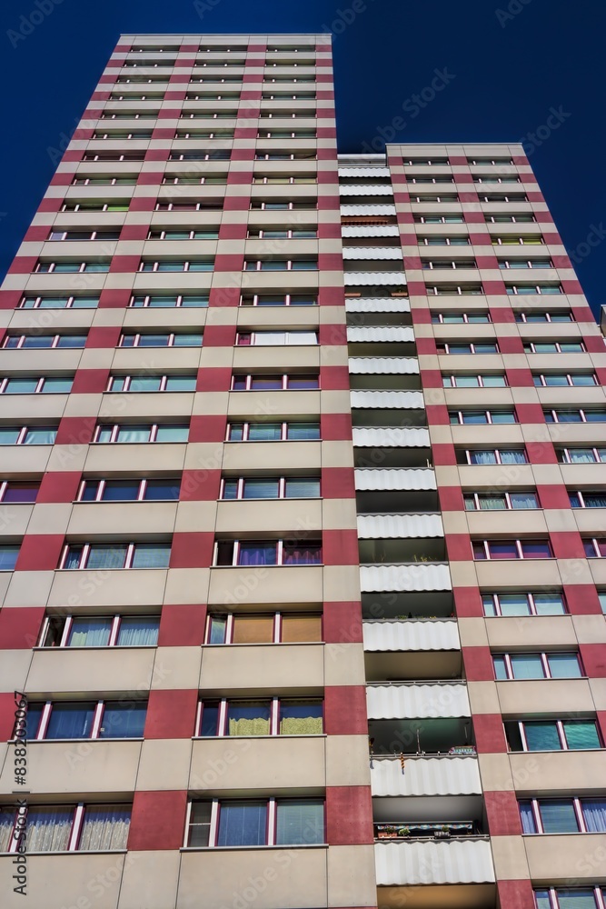 berlin, deutschland - hochhaus aus der froschperspektive