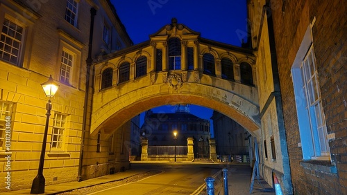 Arquitectura histórica en Oxford de noche: Puente de los Suspiros iluminado photo