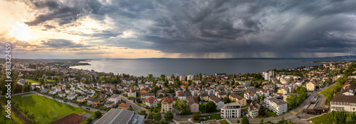 Sonnenuntergang und Aufzug eines Gewitters über dem Bodensee
