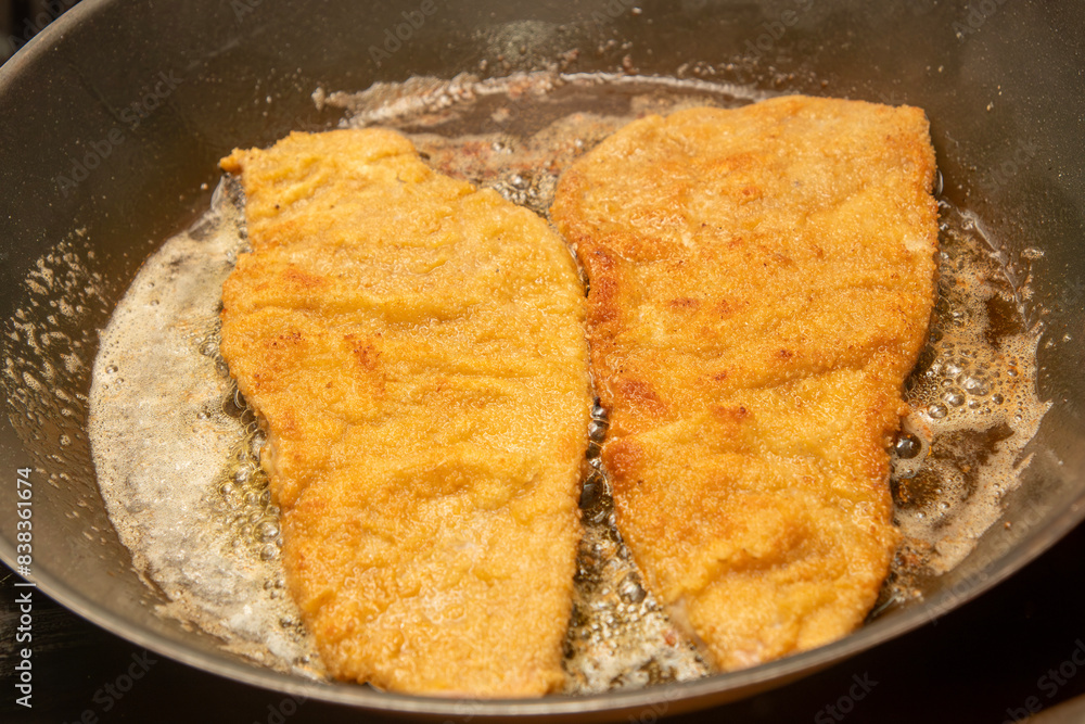 Wiener Schnitzel in der Pfanne ausbacken Wiener Schnitzel in der Pfanne ausbacken