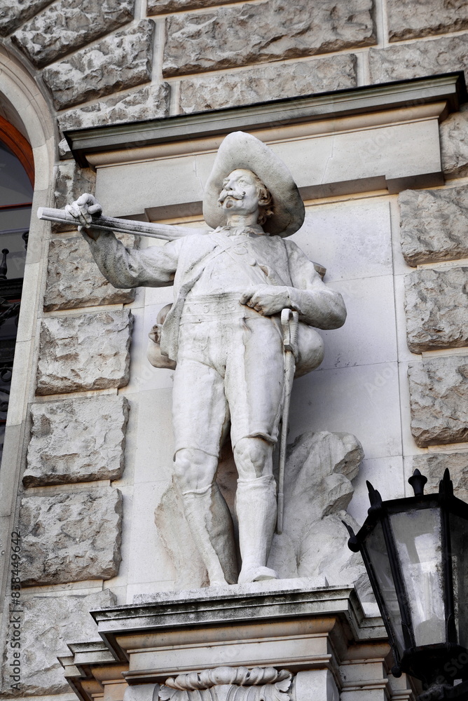 Fototapeta premium VIENNA, AUSTRIA - ‎ ‎novembar, 06. ‎2023: Statues adorning the facade of The Hofburg baroque palace from Heldenplatz square