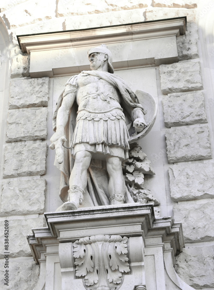 VIENNA, AUSTRIA - novembar, 06. 2023: Statues adorning the facade of The Hofburg baroque palace from Heldenplatz square VIENNA, AUSTRIA - novembar, 06. 2023: Statues adorning the facade of The Hofburg baroque palace from Heldenplatz square