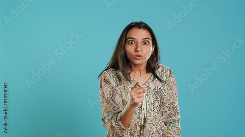 Φωτογραφία Upset indian person fighting with friend, doing scolding gesturing, isolated over studio backdrop