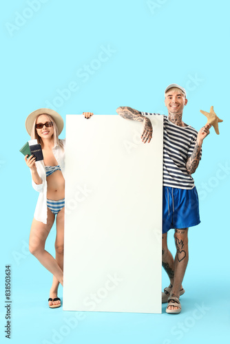 Young couple with blank pos...