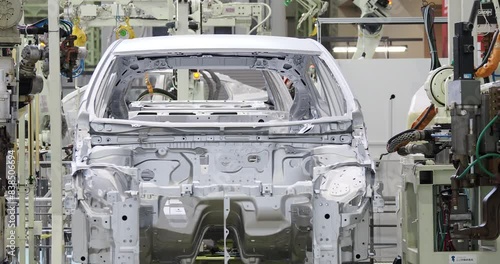 Wallpaper Mural トヨタ産業技術記念館の車の組み立てラインの様子 Torontodigital.ca