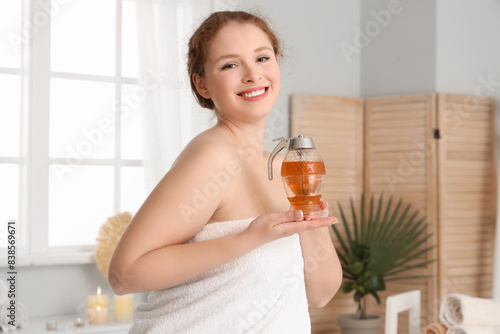 Young woman with honey in s...