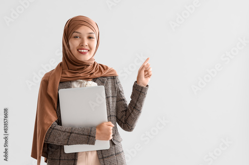 Young Muslim businesswoman ...