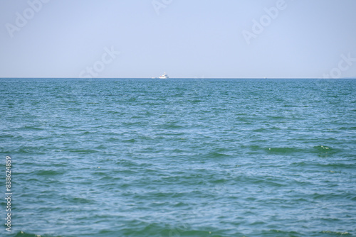 遠く水平線に浮かぶ船 © Myaz
