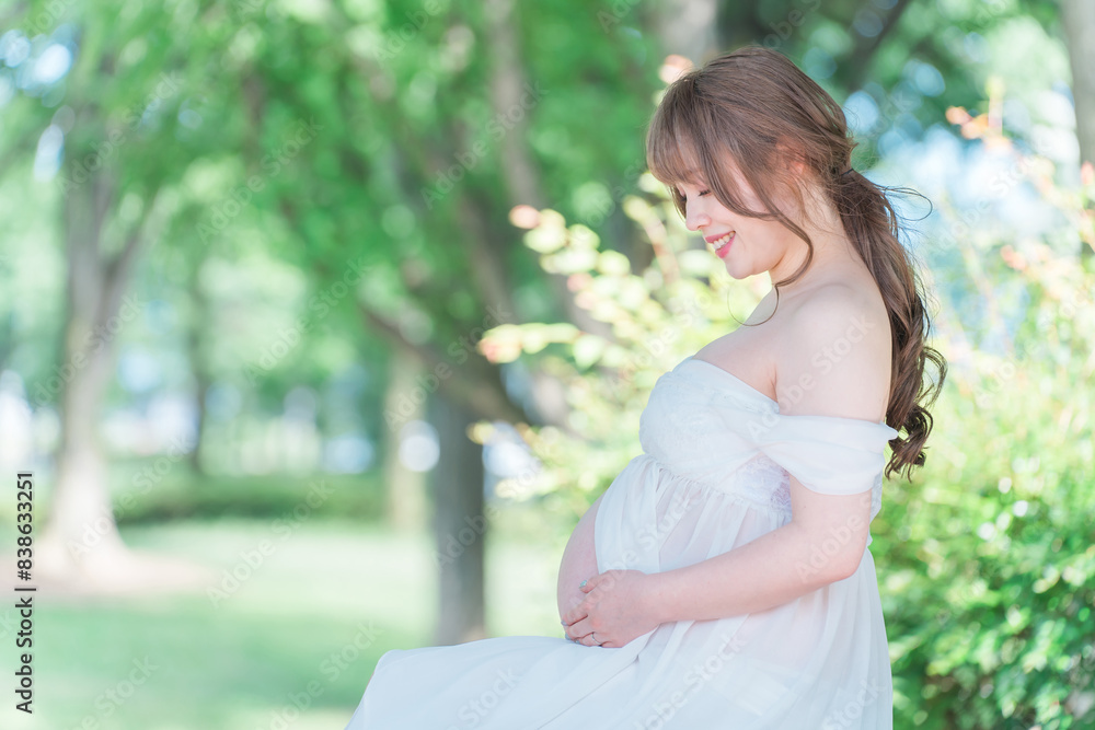 マタニティフォトの撮影をするアジア人妊婦の女性
マタニティフォトの撮影をするアジア人妊婦の女性