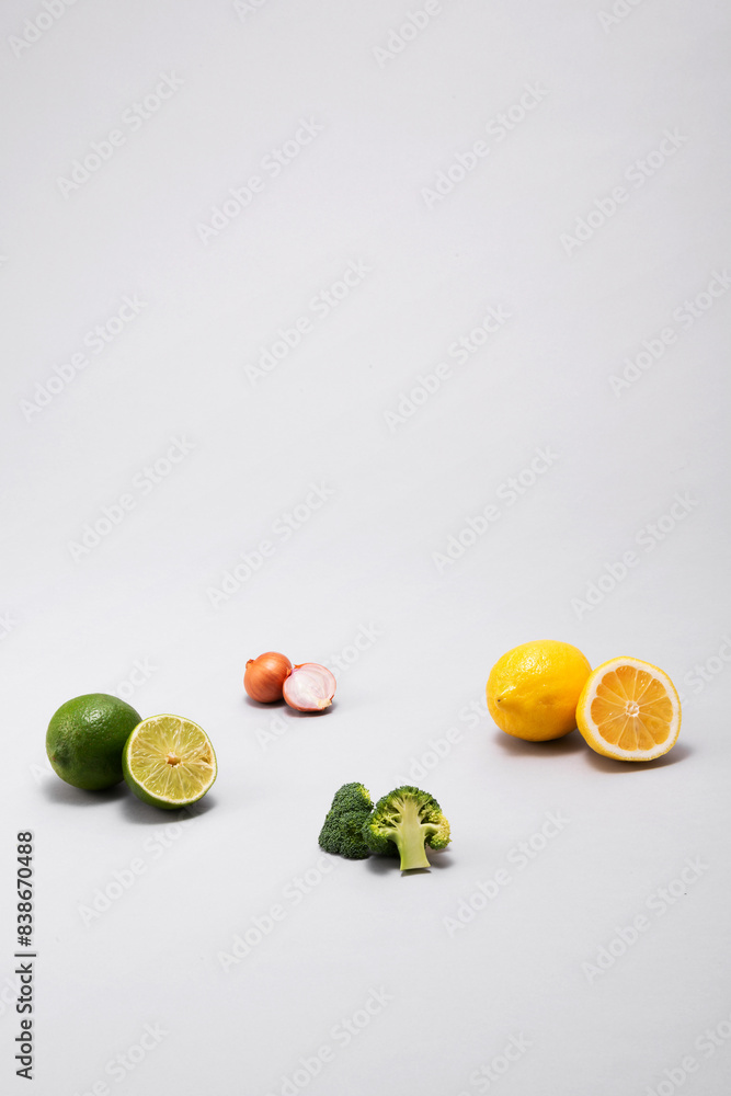 라임, 레몬,브로콜리, 미니양파가 놓여져있다.