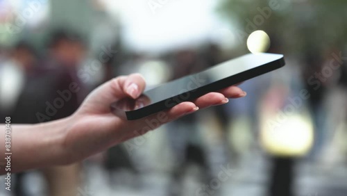 スマートフォンを操作する女性の手元