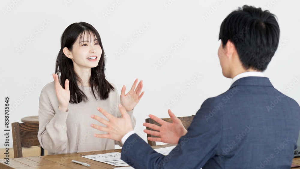 自宅で訪問営業を受ける女性 自宅で訪問営業を受ける女性
