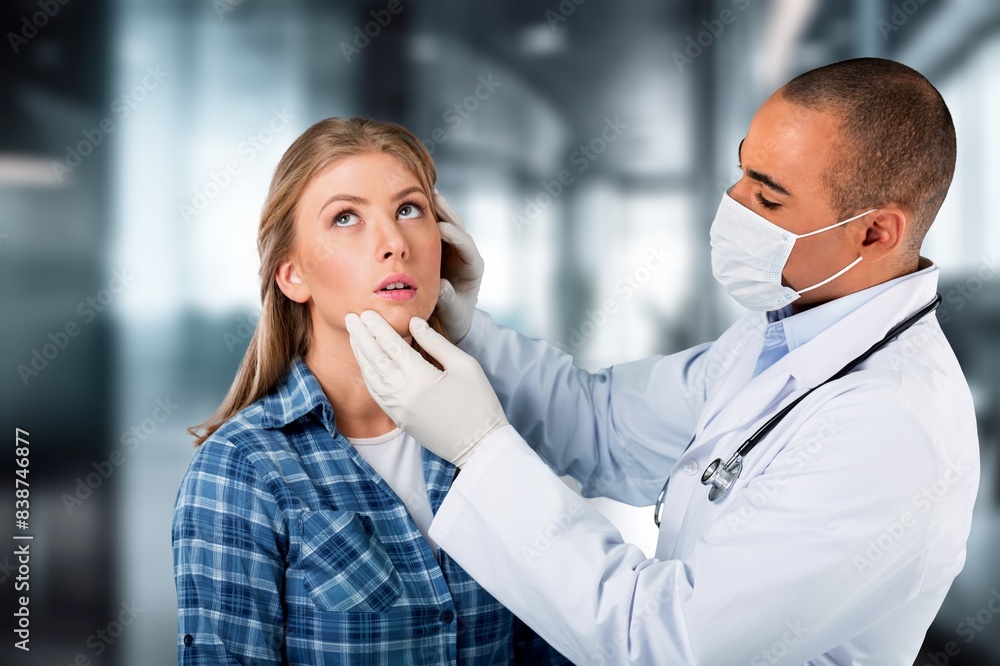 © BillionPhotos.com - doctor consulting patient, discussing result in office © BillionPhotos.com - doctor consulting patient, discussing result in office