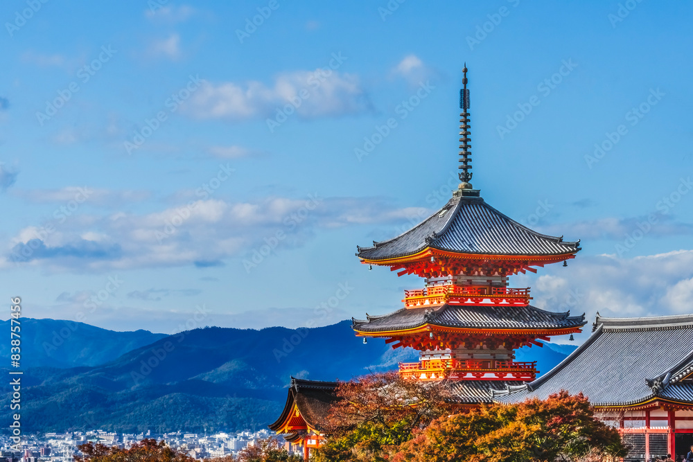 Fototapeta premium Colorful Red Sanjunoto Pagoda Kiyomizu Buddhist Temple Kyoto Japan