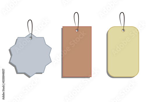 Etiquetas vacías de productos de color gris, naranja y verde.