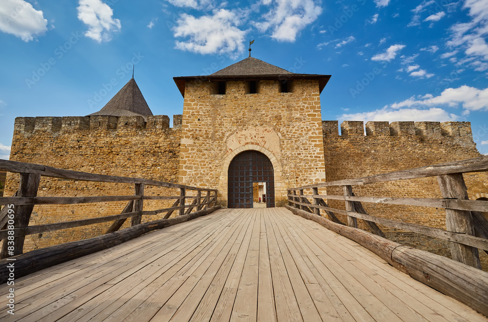 Obraz premium Ancient fortress in Khotyn in morning sun with mist, West Ukraine. Fortification on the banks of the Dniester River, one of the most famous and largest castles in Ukraine.