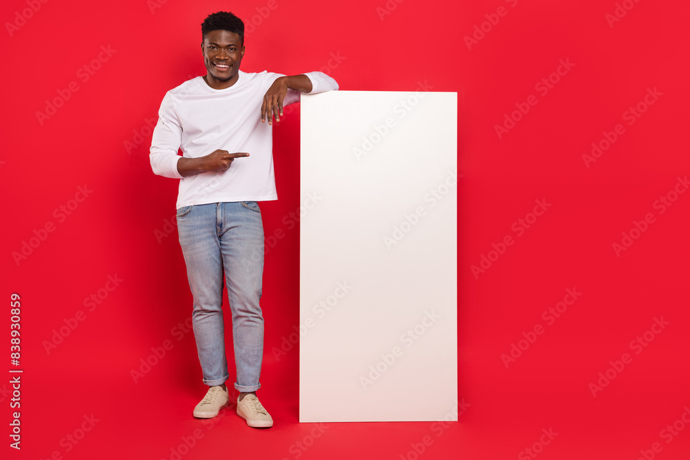 Φωτογραφία Full body photo of handsome positive male recommend you new modern phone promo i