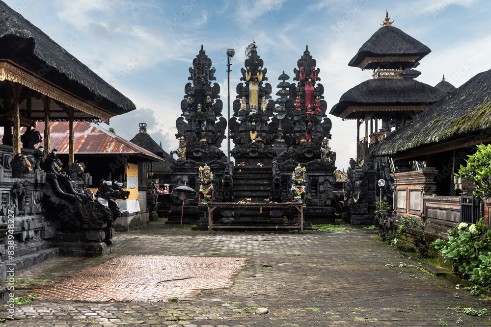 Obraz premium Shrine entrance with multiple steps